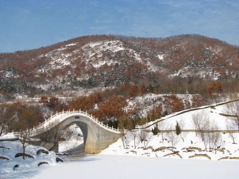 冰城哈爾濱、童話雪鄉(xiāng)、朝鮮民俗村、亞布力孔雀園、激情滑雪雙飛5日游